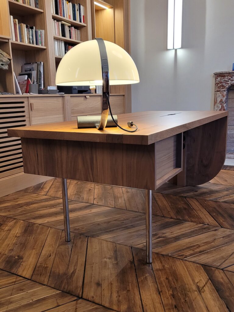 Tiroir intégré et passe-câbles d'un bureau sur mesure - Ateliers Lacour