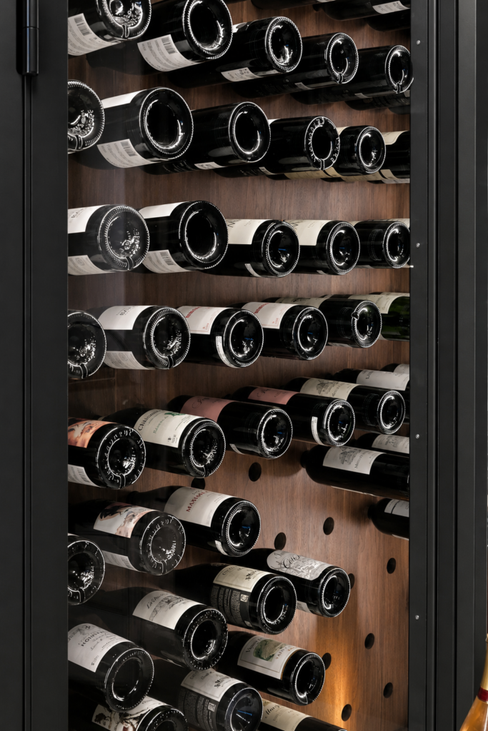 Cave à vin sur mesure en bois laqué et noyer - Ateliers Lacour