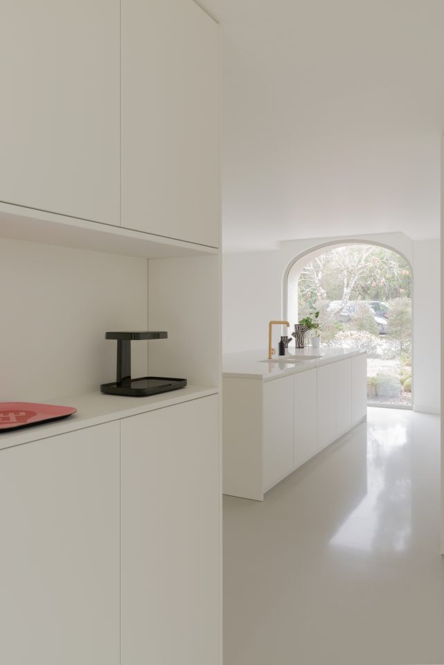 Rangements de cuisine intégrés en chêne verni sur mesure - Ateliers Lacour