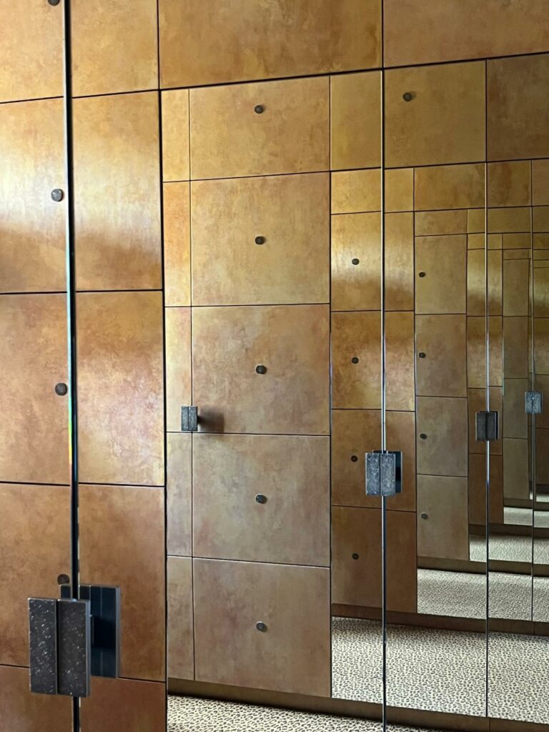 Dressing sur mesure, panneaux muraux et façades sobres - Ateliers Lacour