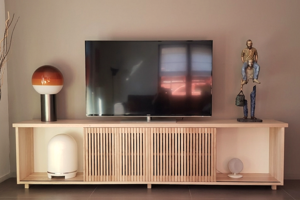 Meuble TV sur mesure en frêne olivier - Ateliers Lacour Montpellier
