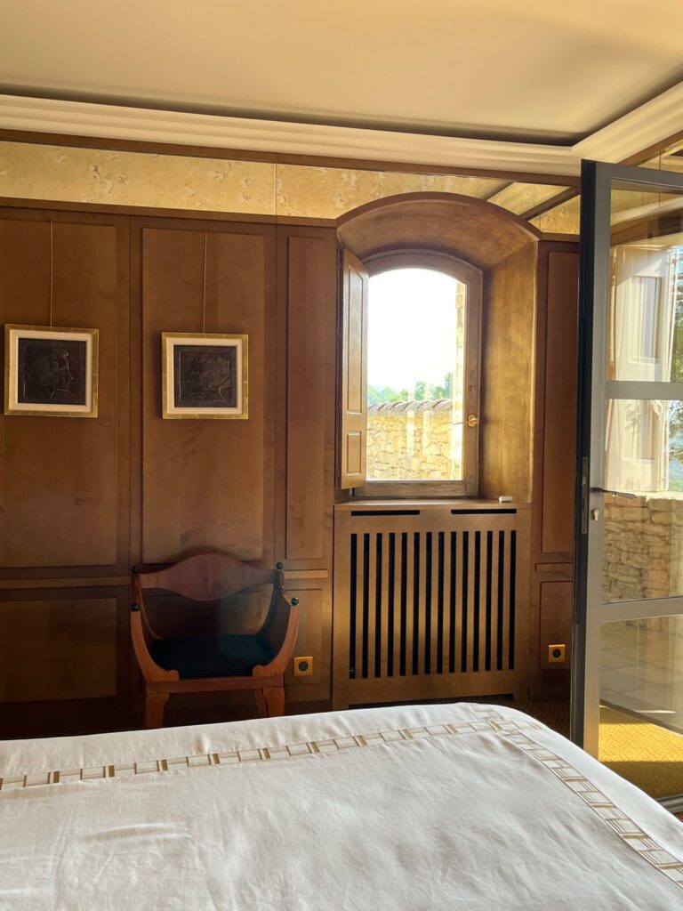 Suite parentale sur mesure, façades laquées et laiton - Ateliers Lacour