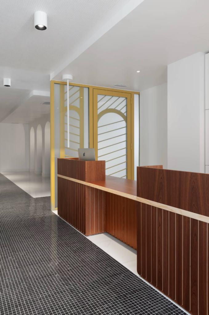 Banque d'accueil sur mesure en laque et acajou - Ateliers Lacour