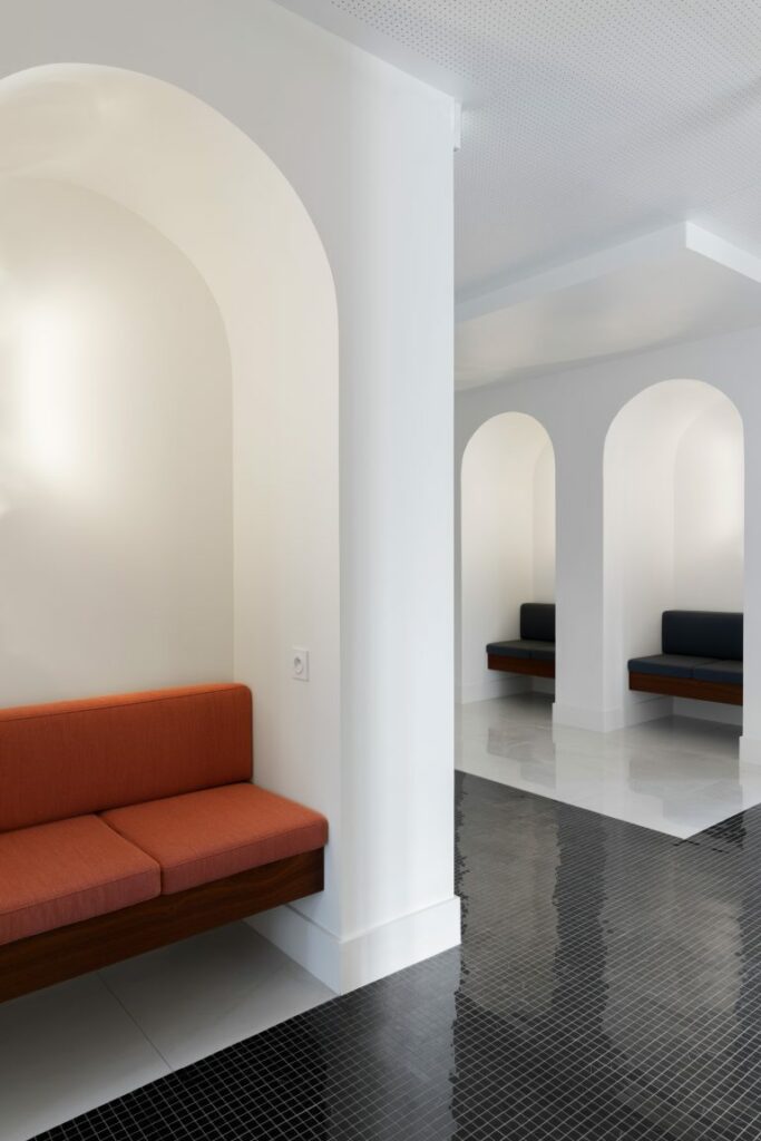 Banquettes sur mesure tapissées d'un espace d'accueil - Ateliers Lacour