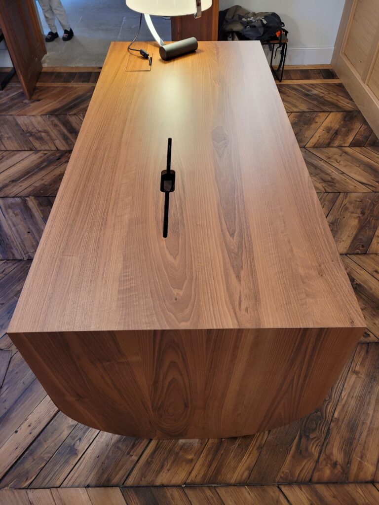 Piètement chromé aux formes douces d'un bureau sur mesure - Ateliers Lacour