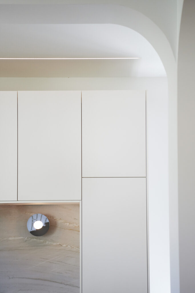 Cuisine sur mesure épurée conçue par MACA Architecture - Ateliers Lacour