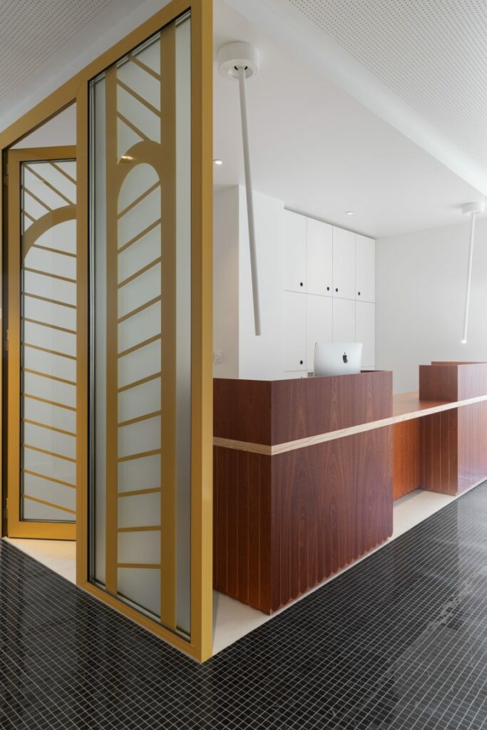Espace d'accueil sur mesure d'un cabinet d'orthodontie à Montpellier - Ateliers Lacour