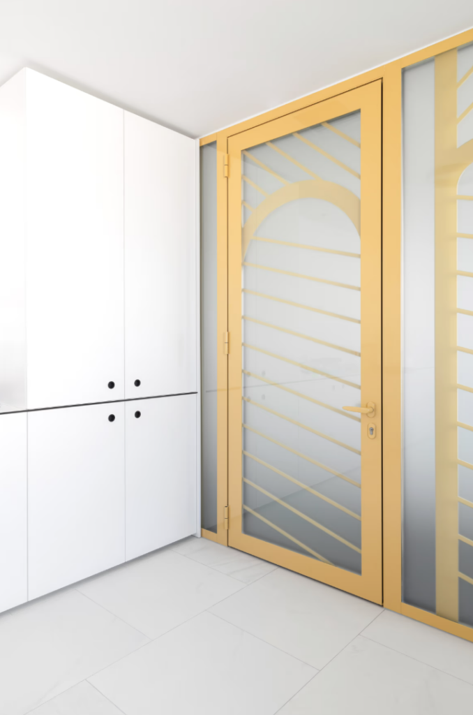 Détail placage acajou d'un espace d'accueil sur mesure - Ateliers Lacour