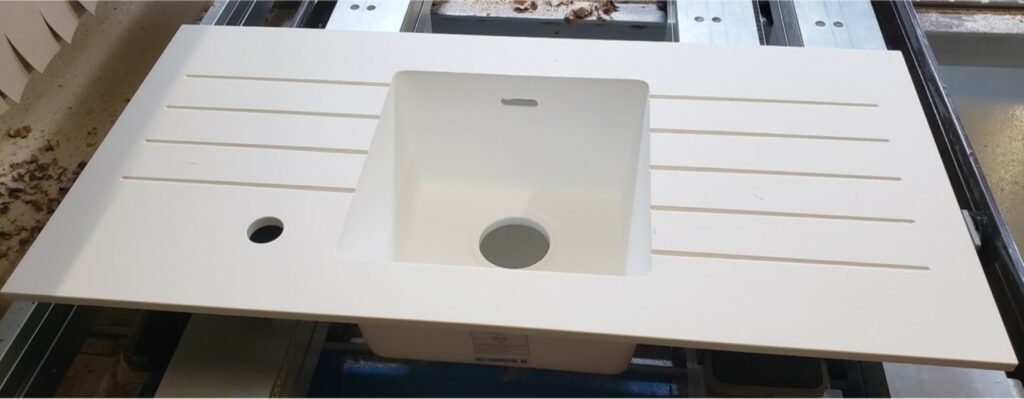 Vasque intégrée en solid surface Corian sur mesure - Ateliers Lacour